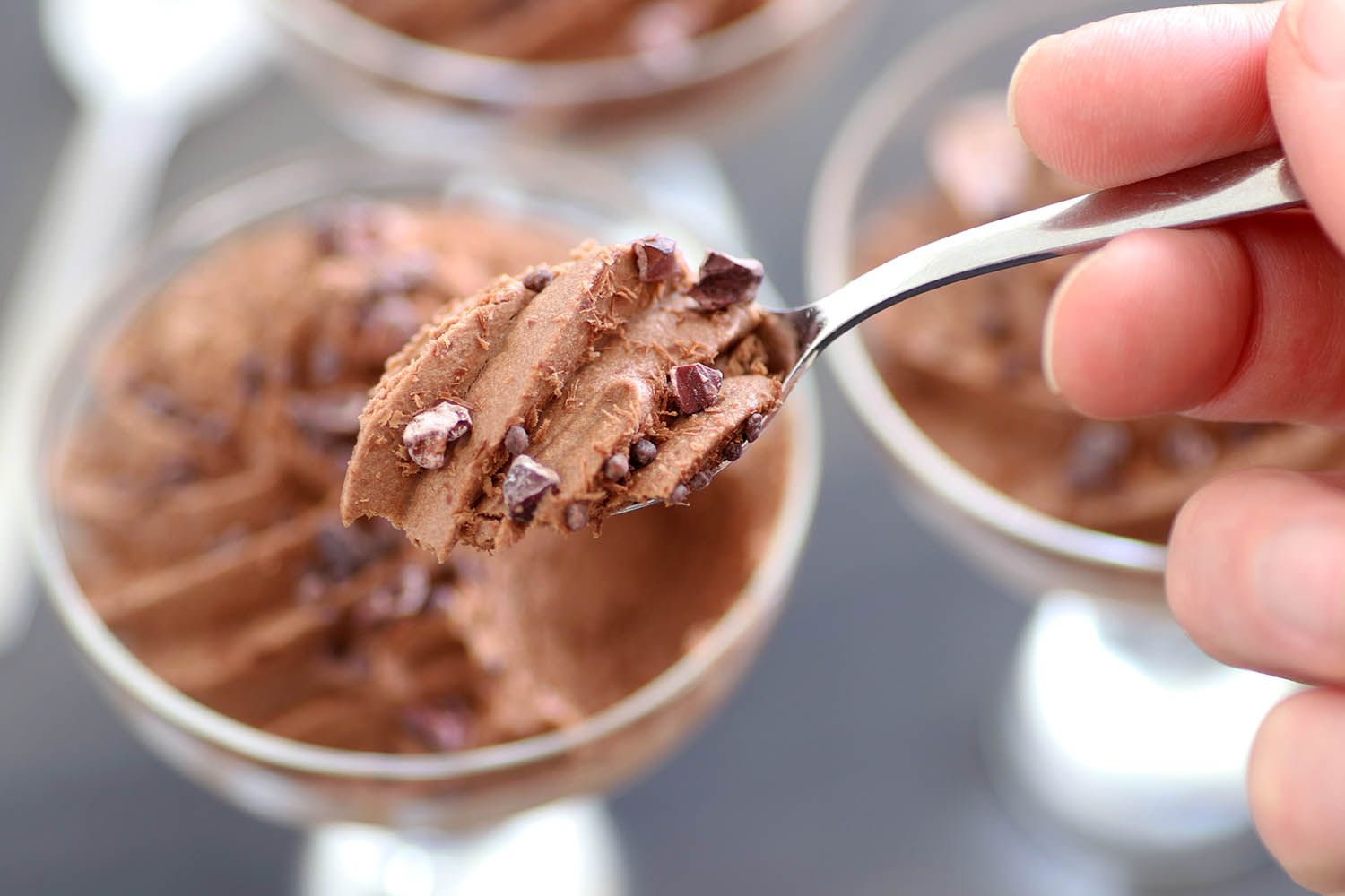 מוס שוקולד הכי קל בעולם משני מצרכים בלבד | צילום: נטלי לוין
