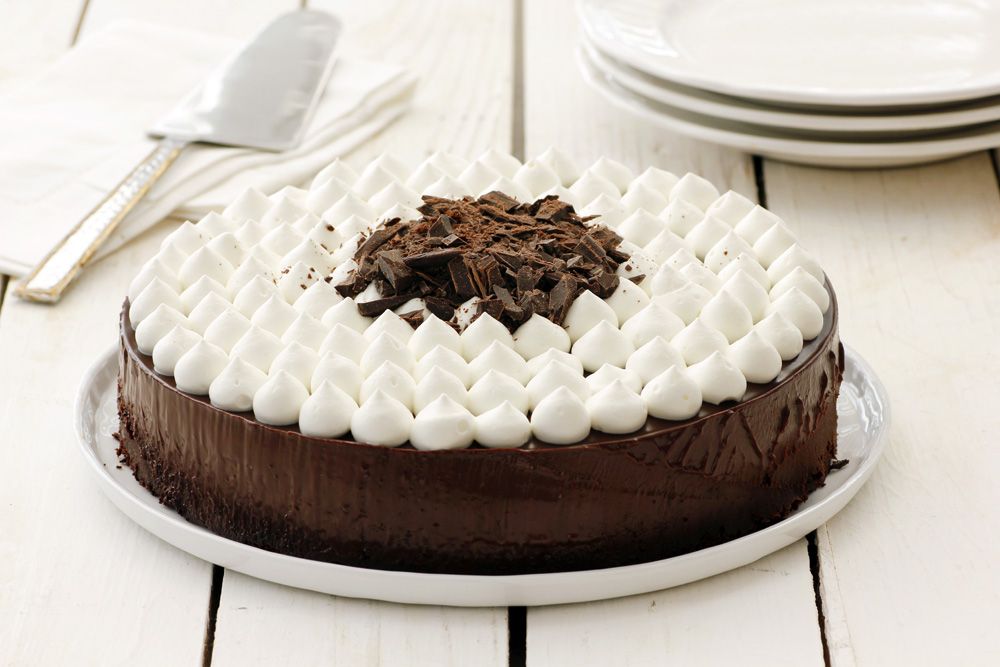 עוגת שוקולד מהירה עם ענני קצפת