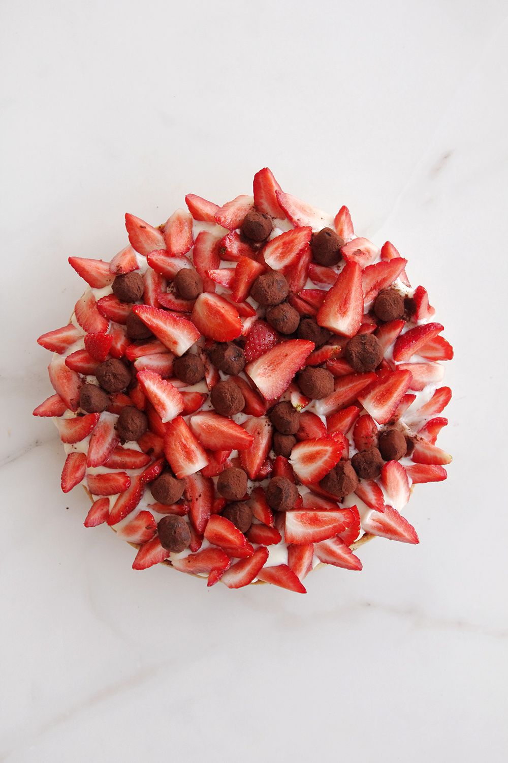 טארט דאבל שוקולד עם תותים | צילום: נטלי לוין