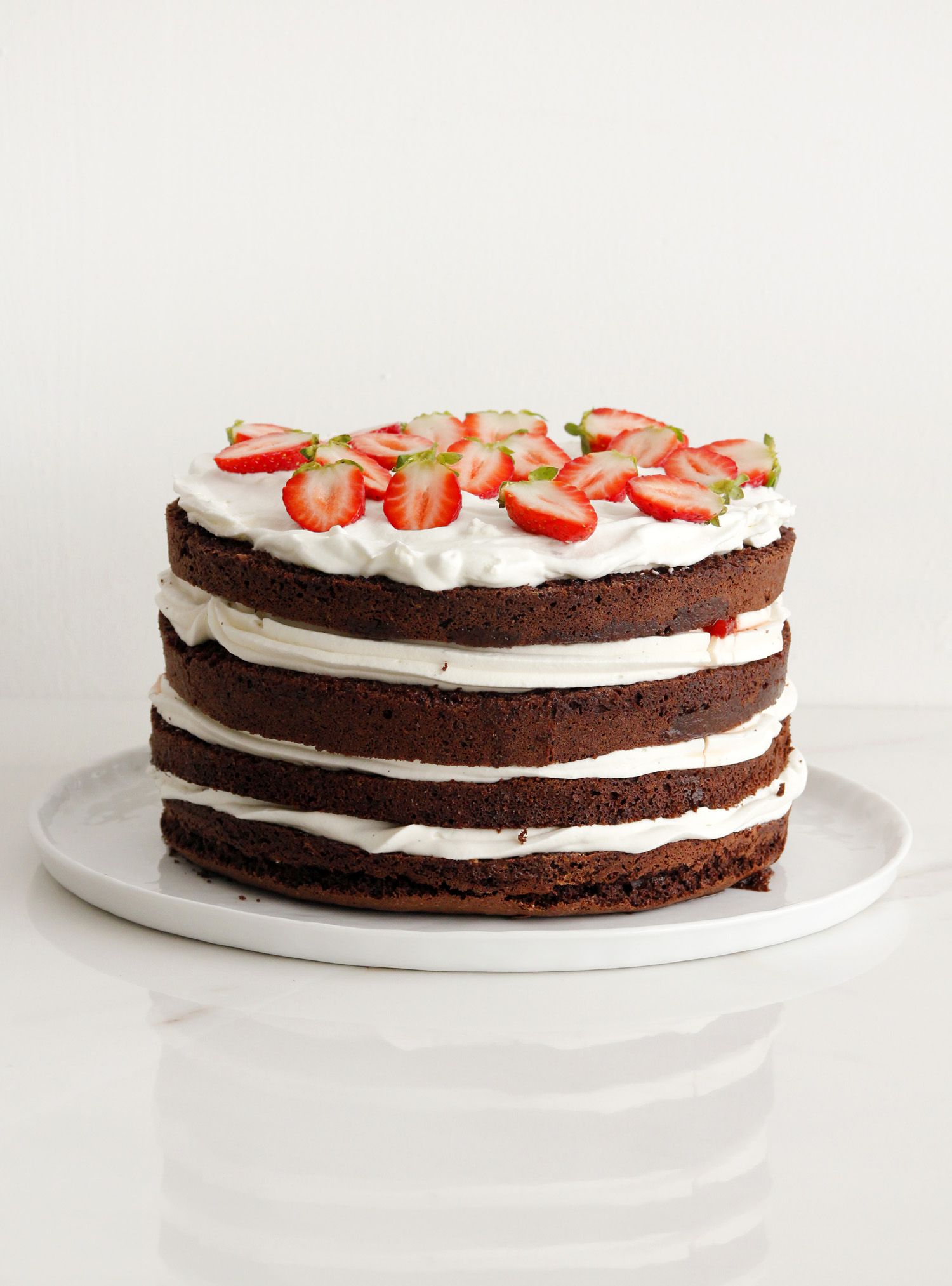 עוגת שכבות שוקולד ותותים עם קצפת | צילום: נטלי לוין