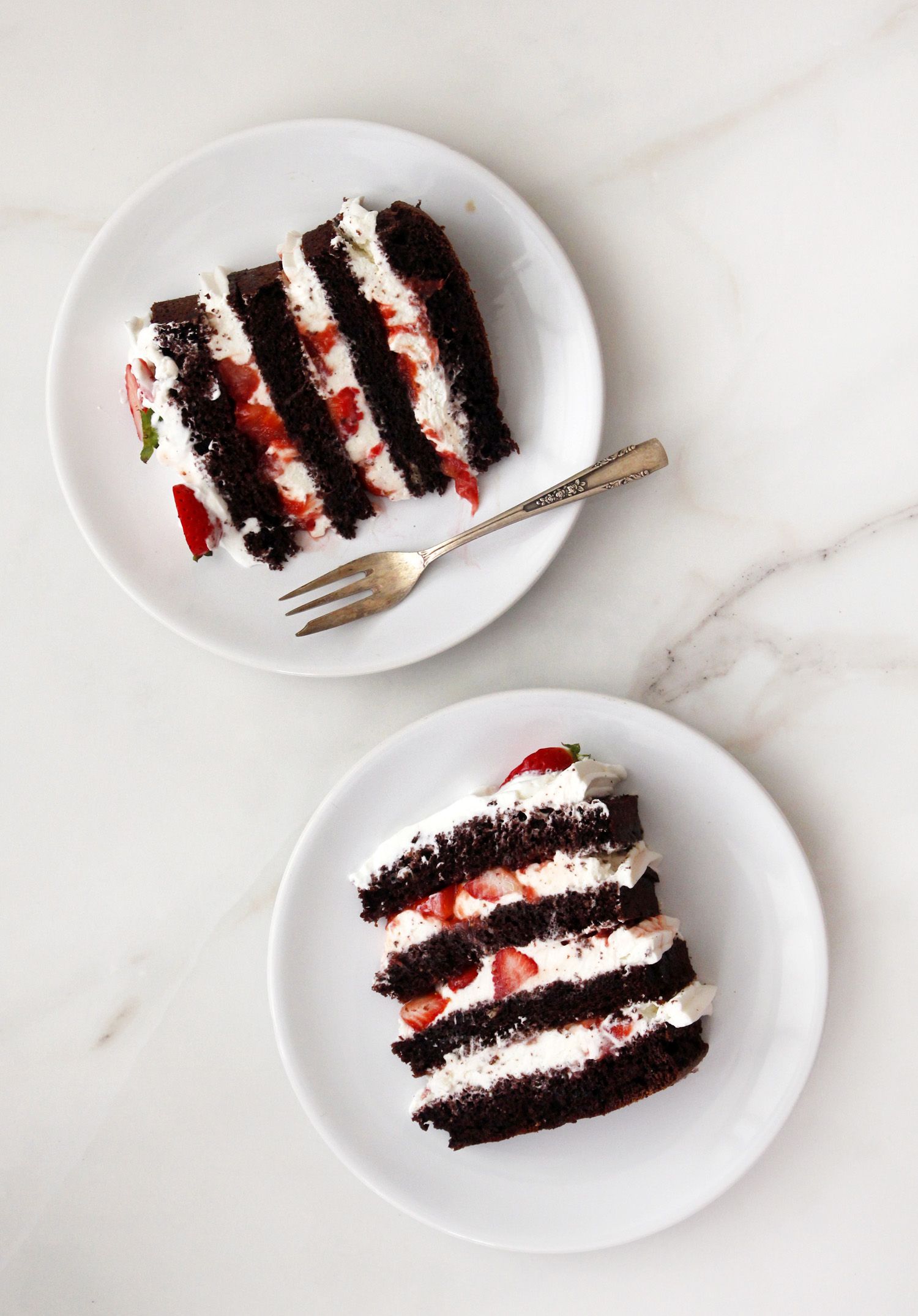 עוגת שכבות שוקולד ותותים עם קצפת | צילום: נטלי לוין