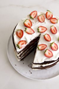עוגת שכבות שוקולד עם תותים וקצפת | צילום: נטלי לוין