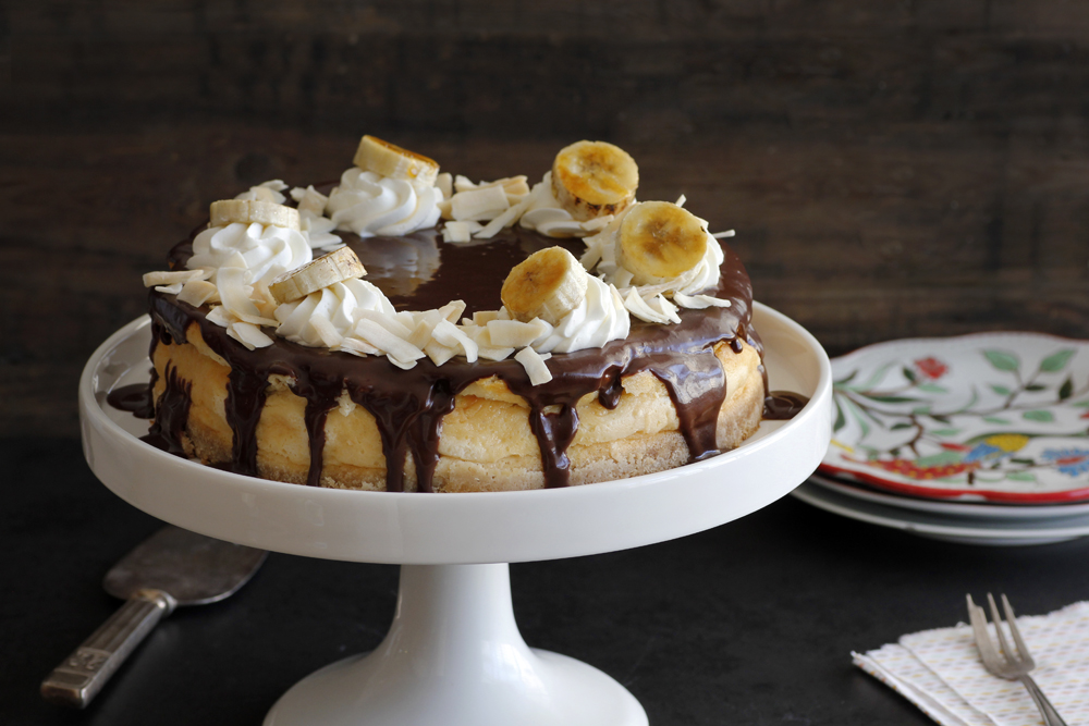 עוגת גבינה עם קוקוס, בננות ושוקולד | צילום: נטלי לוין