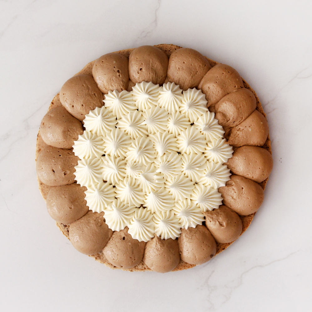 עוגת מקרון קפה עם קרם אגוזים ושוקולד לבן | צילום: נטלי לוין