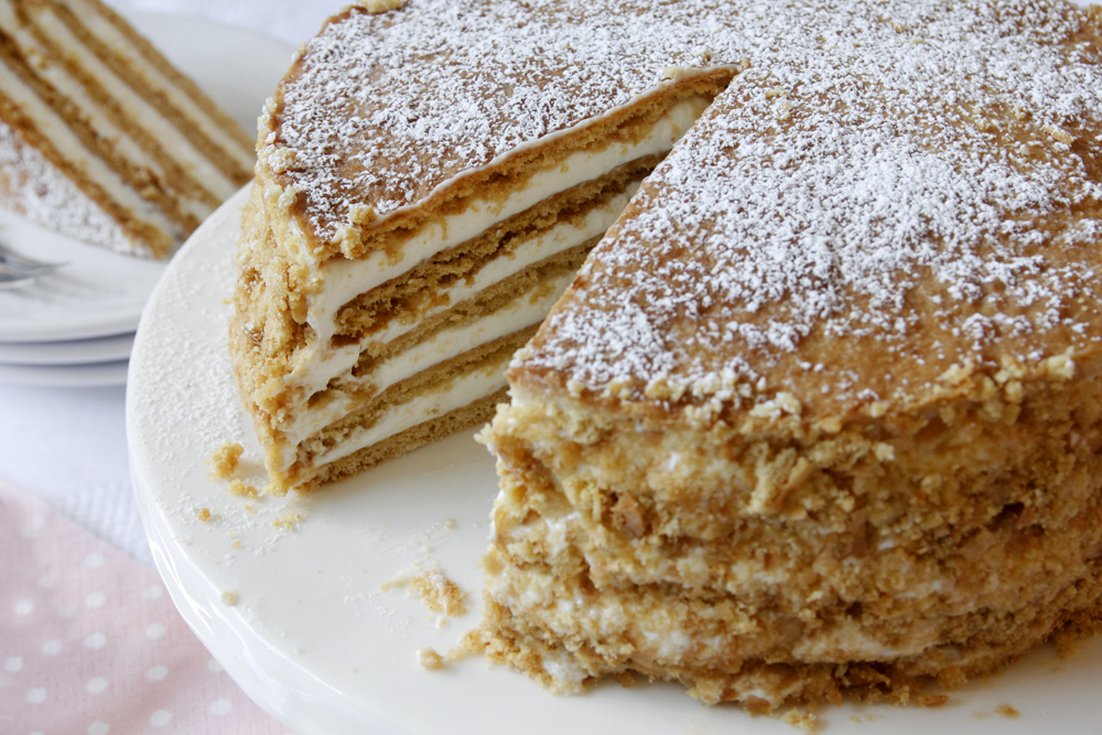 מדוביק – עוגת שכבות רוסית עם שמנת חמוצה ודבש