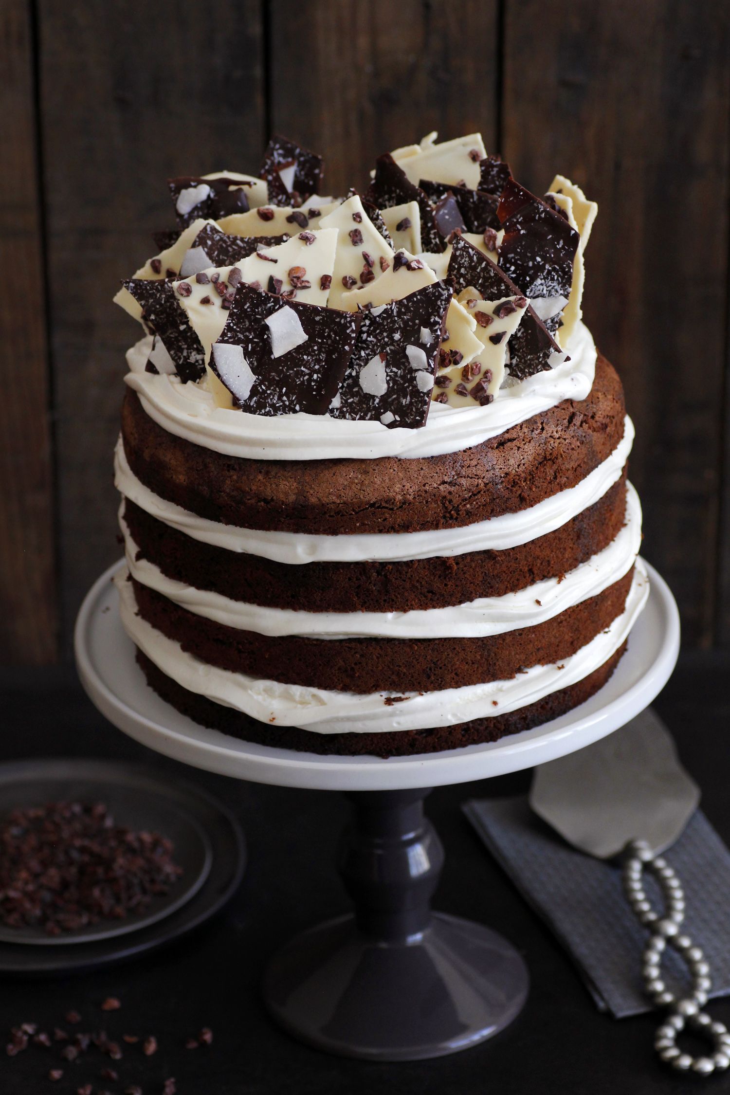 עוגת שכבות שוקולד במילוי מוס שוקולד לבן | צילום: נטלי לוין