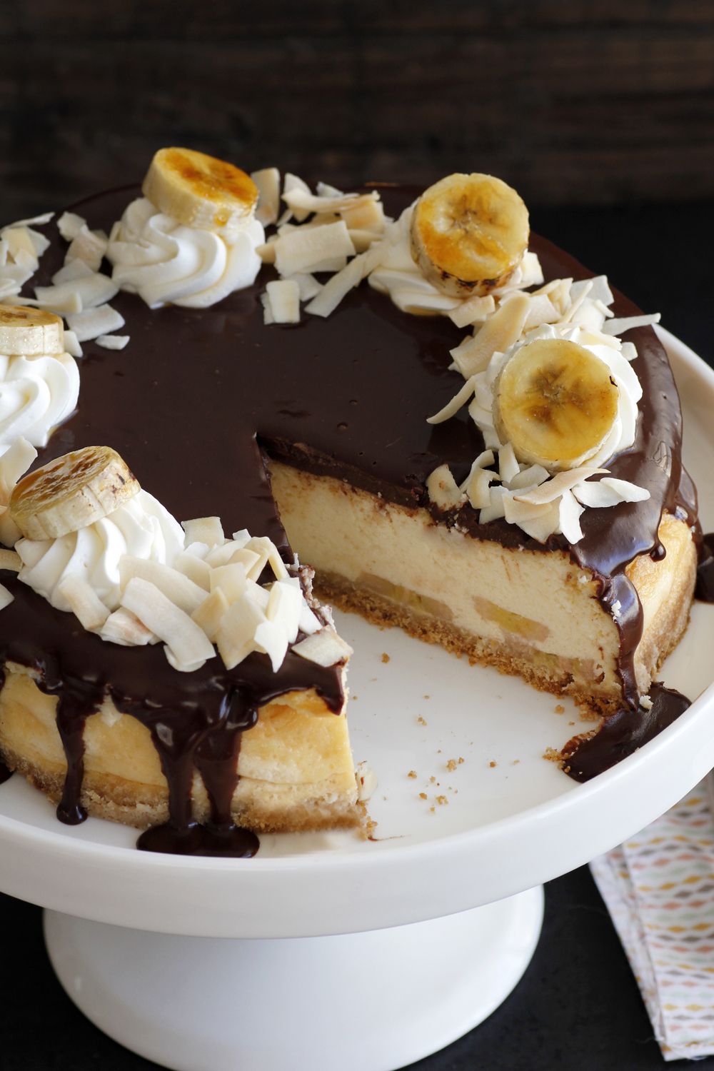עוגת גבינה עם קוקוס, בננות ושוקולד | צילום: נטלי לוין