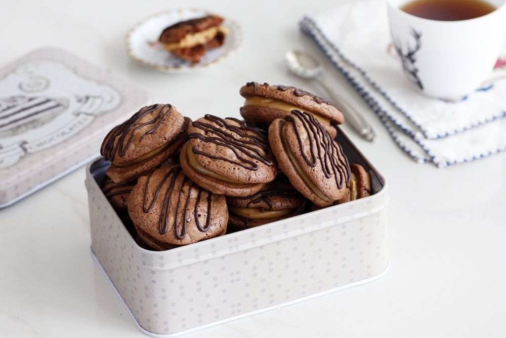 עוגיות סנדוויץ' שוקולד במילוי קרם קפה | צילום: נטלי לוין