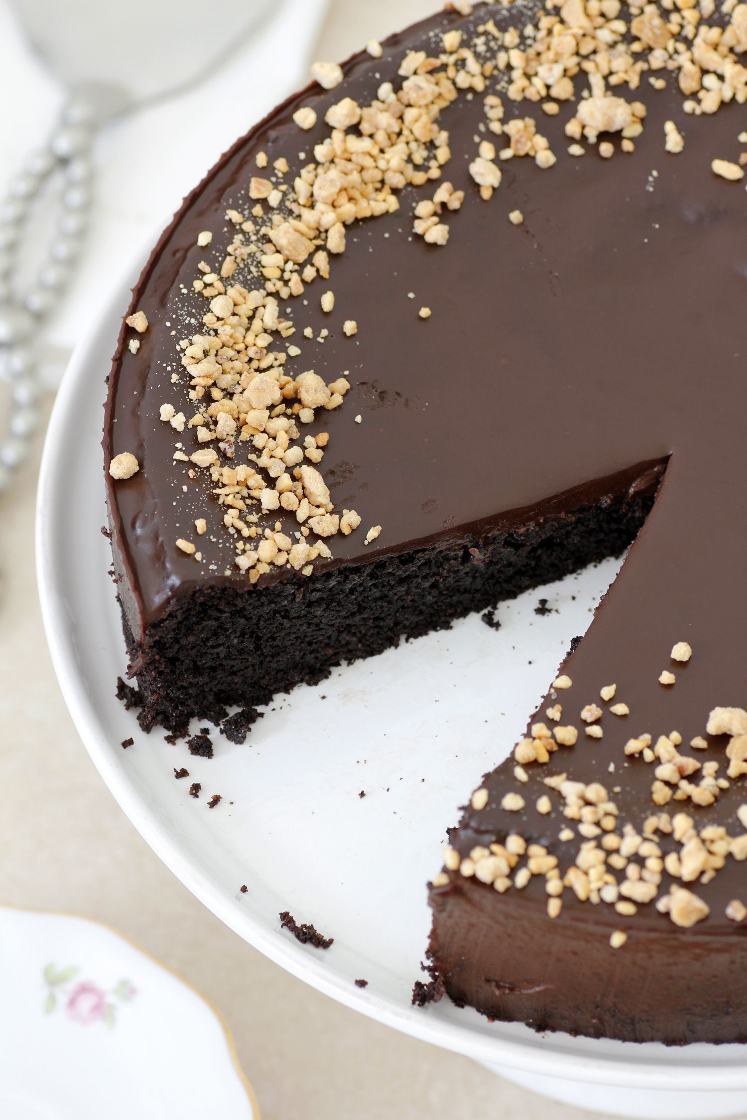 עוגת שוקולד ושמן זית עם שקדים | צילום: נטלי לוין