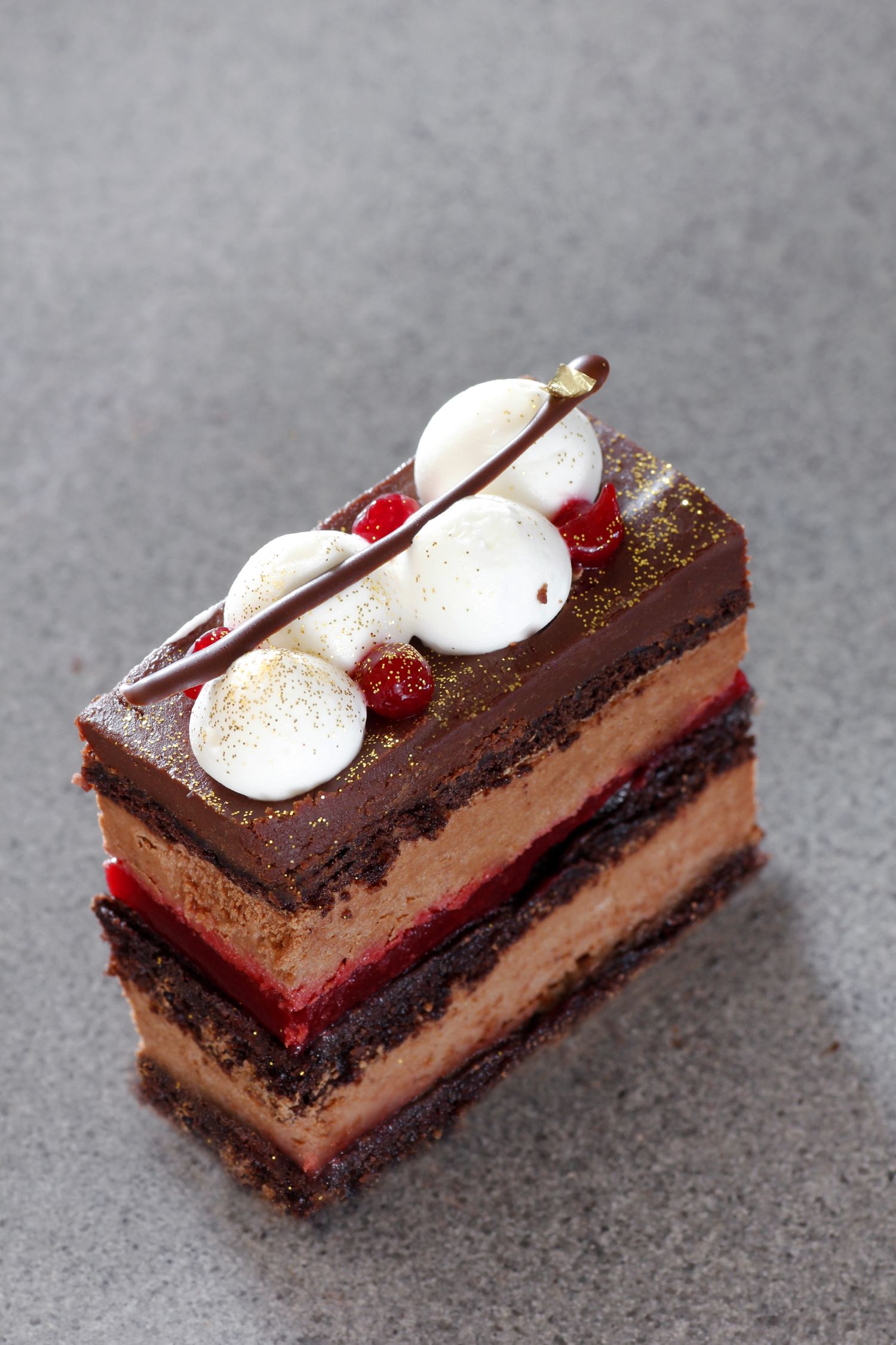 עוגת פטיסרי עם שכבות שוקולד ופטל | צילום: נטלי לוין