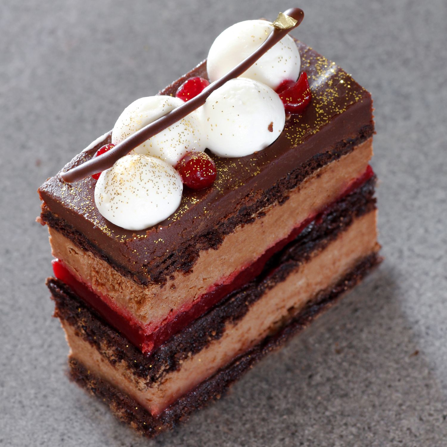 עוגת שוקולד ופטל | צילום: נטלי לוין