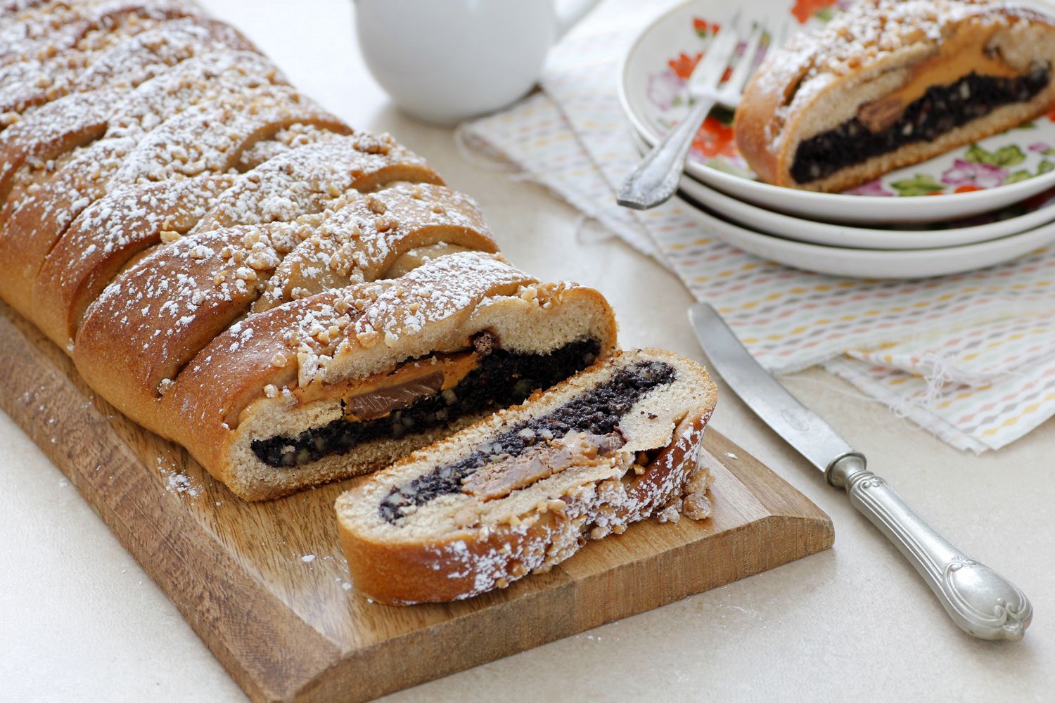 עוגת שמרים פרג, חמאת בוטנים ושוקולד | צילום: נטלי לוין