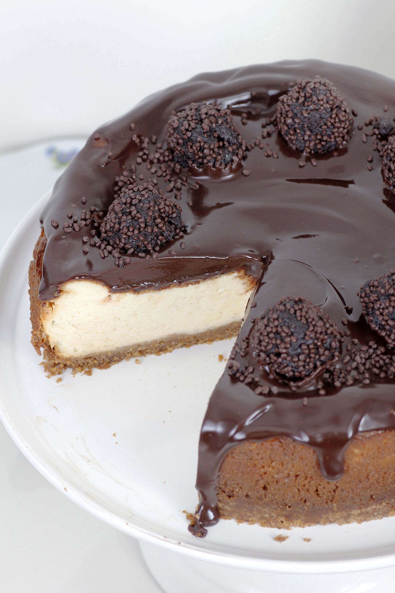 עוגת גבינה עם כדורי שוקולד | צילום: נטלי לוין