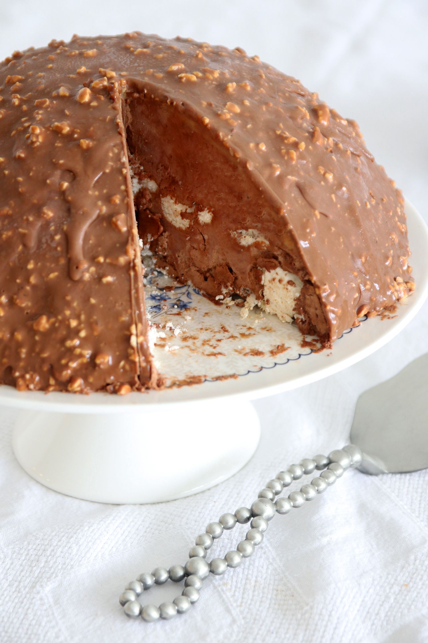 עוגת בומב מוס שוקולד ונשיקות מרנג ללא אפייה | צילום: נטלי לוין