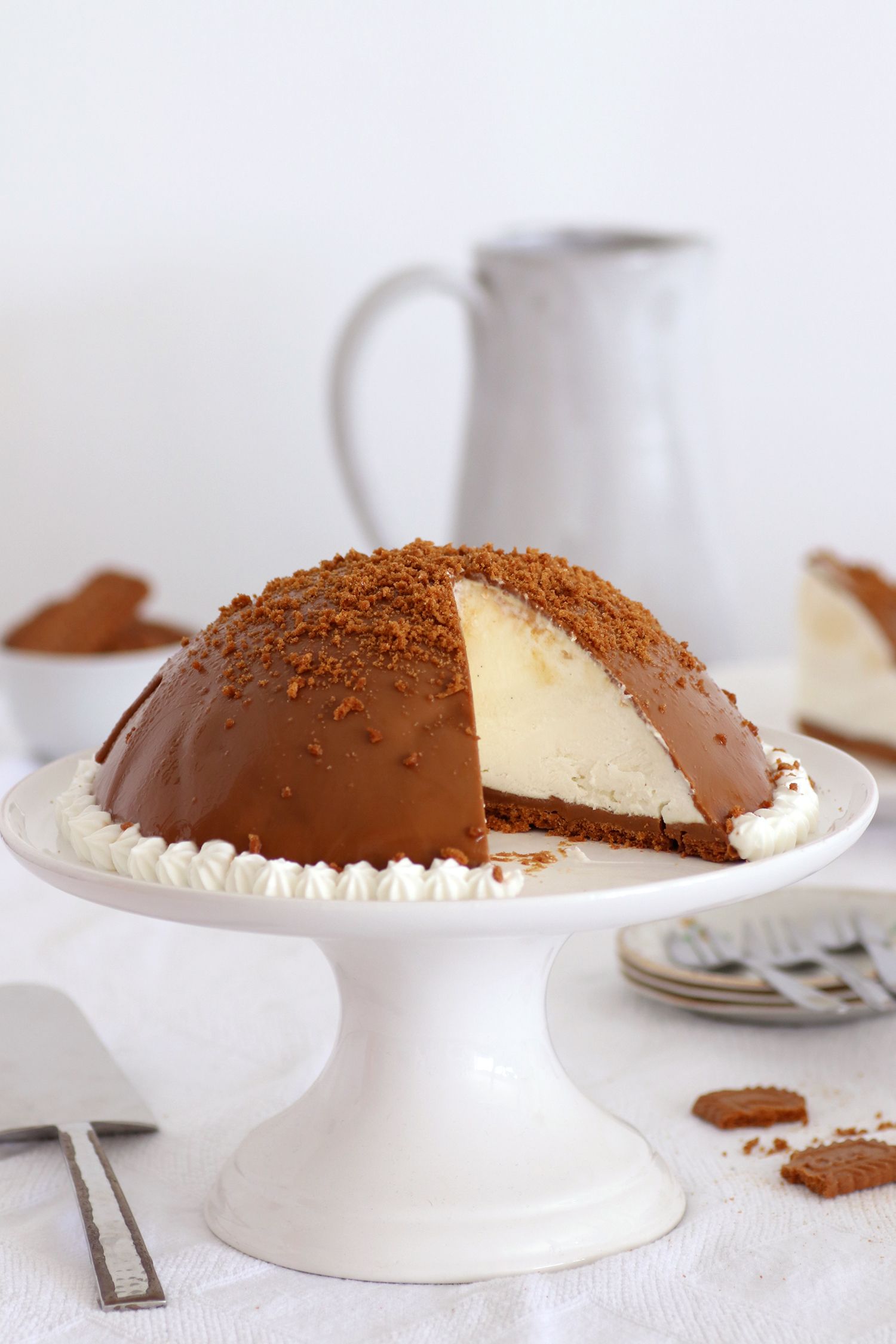 No Bake Biscoff Cheesecake Bomb Cake