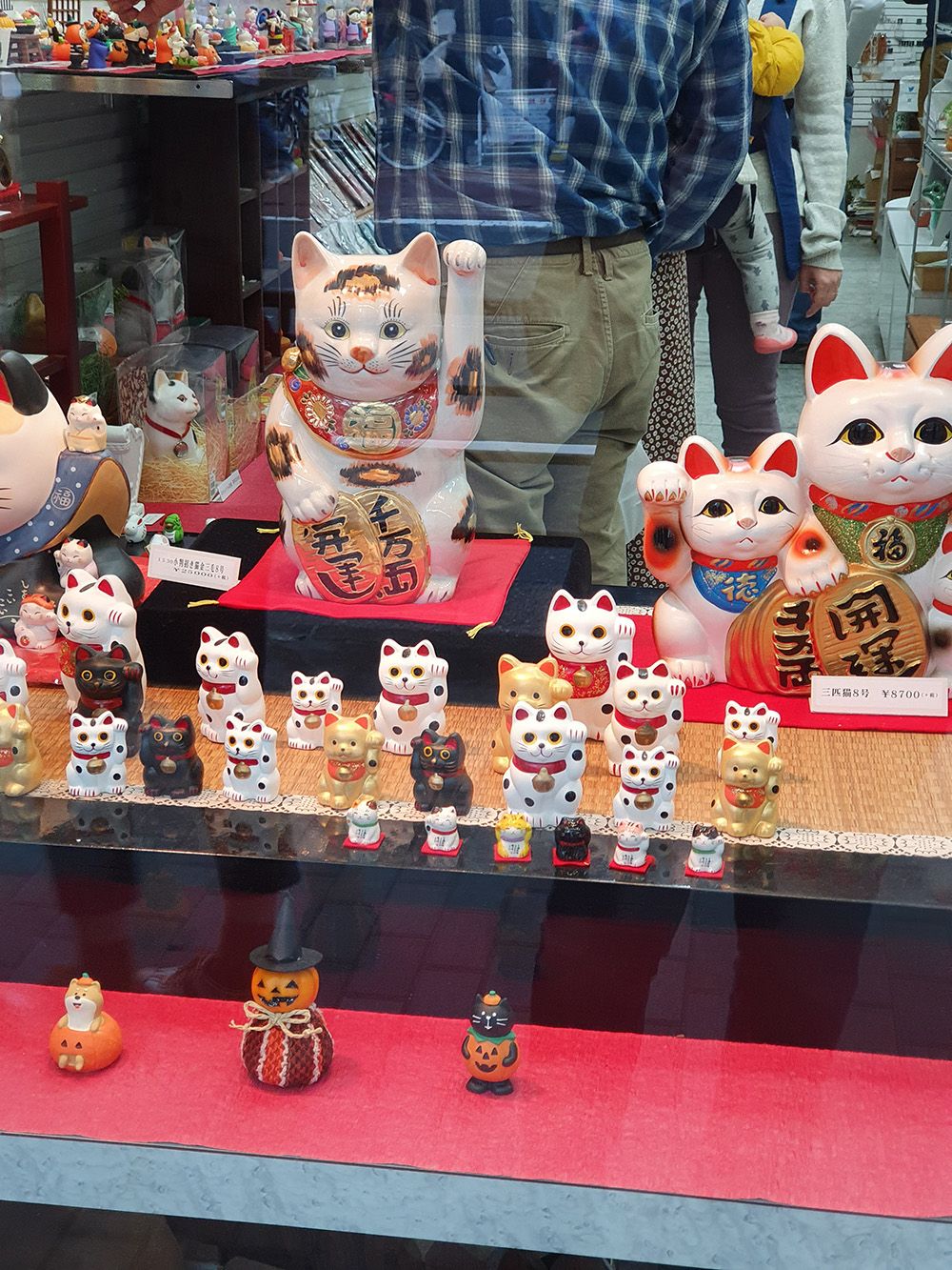 רחוב Kappabashi בטוקיו ומלא Maneki Neko