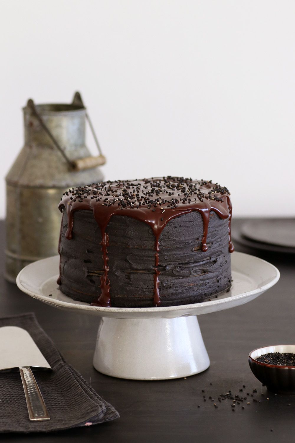 עוגת קרפים שומשום שחור | צילום: נטלי לוין