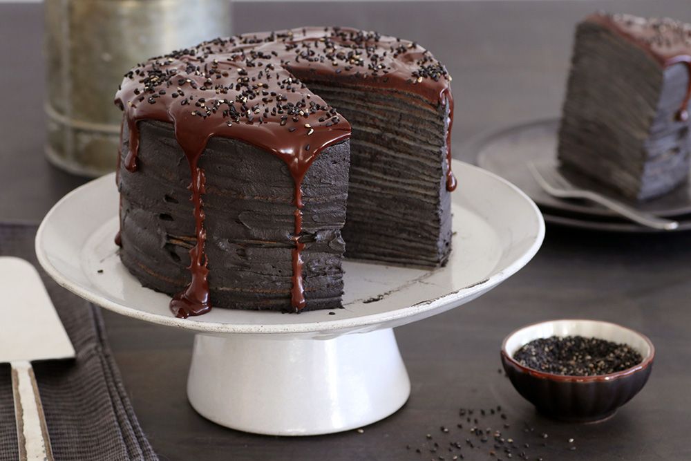 עוגת קרפים שומשום שחור | צילום: נטלי לוין