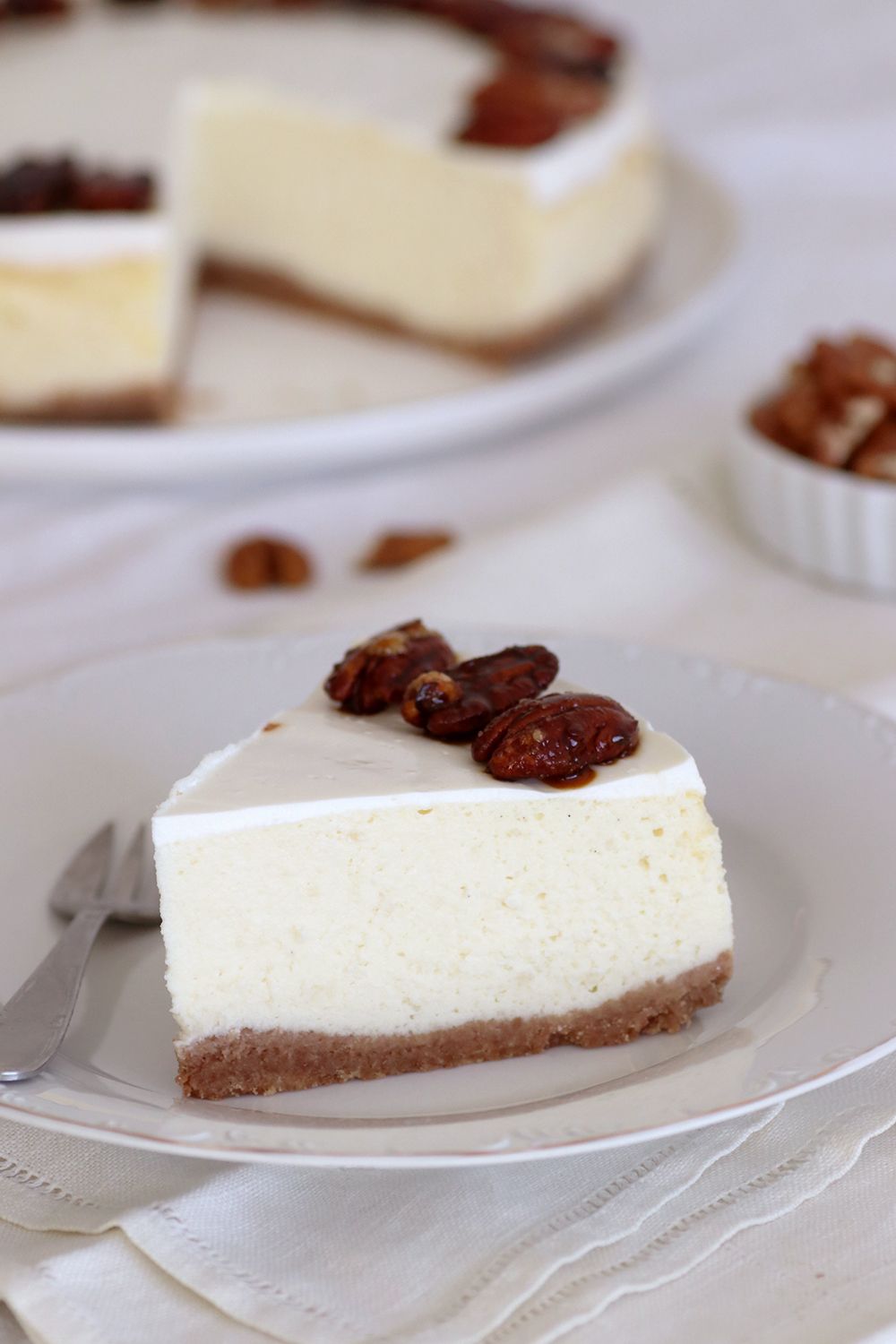 עוגת גבינה עם שוקולד לבן ופקאן | צילום: נטלי לוין