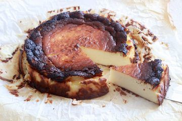 עוגת גבינה באסקית | צילום: נטלי לוין