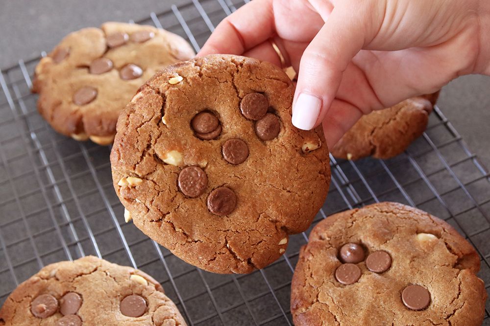עוגיות שוקולד חלב ופרלינה כמו ב-Ben’s Cookies | צילום: נטלי לוין