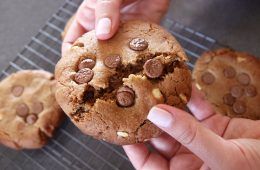 עוגיות שוקולד חלב ופרלינה כמו ב-Ben’s Cookies | צילום: נטלי לוין