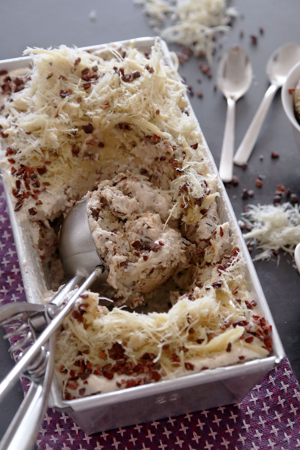 גלידת חלבה ושוקולד צ'יפס | צילום: נטלי לוין