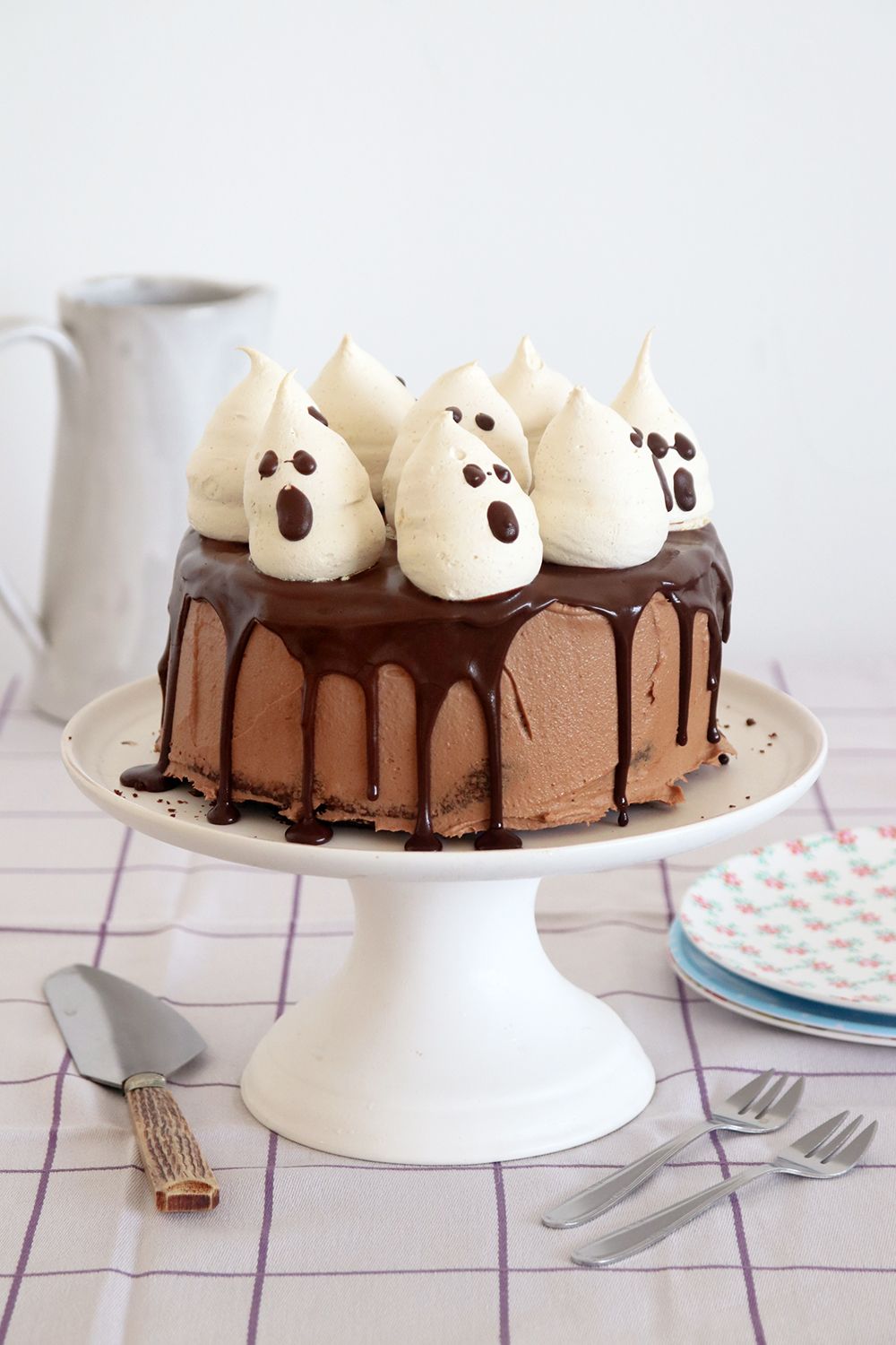 עוגת שוקולד גבוהה עם קישוט מרנג בצורת רוחות רפאים | צילום: נטלי לוין