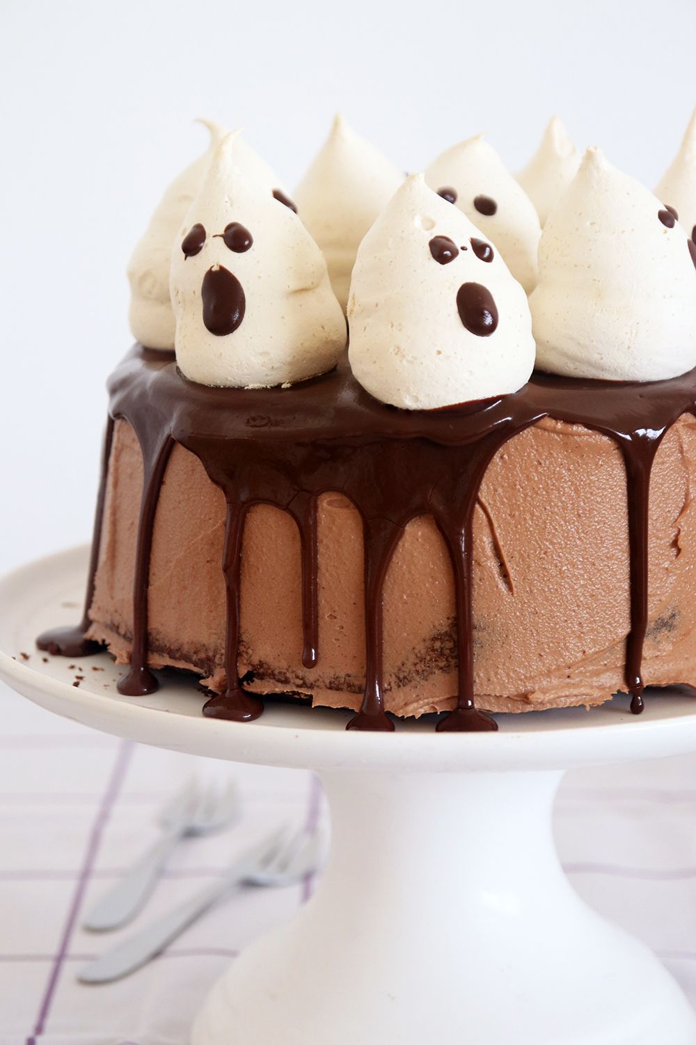 עוגת שוקולד גבוהה עם קישוט מרנג בצורת רוחות רפאים | צילום: נטלי לוין
