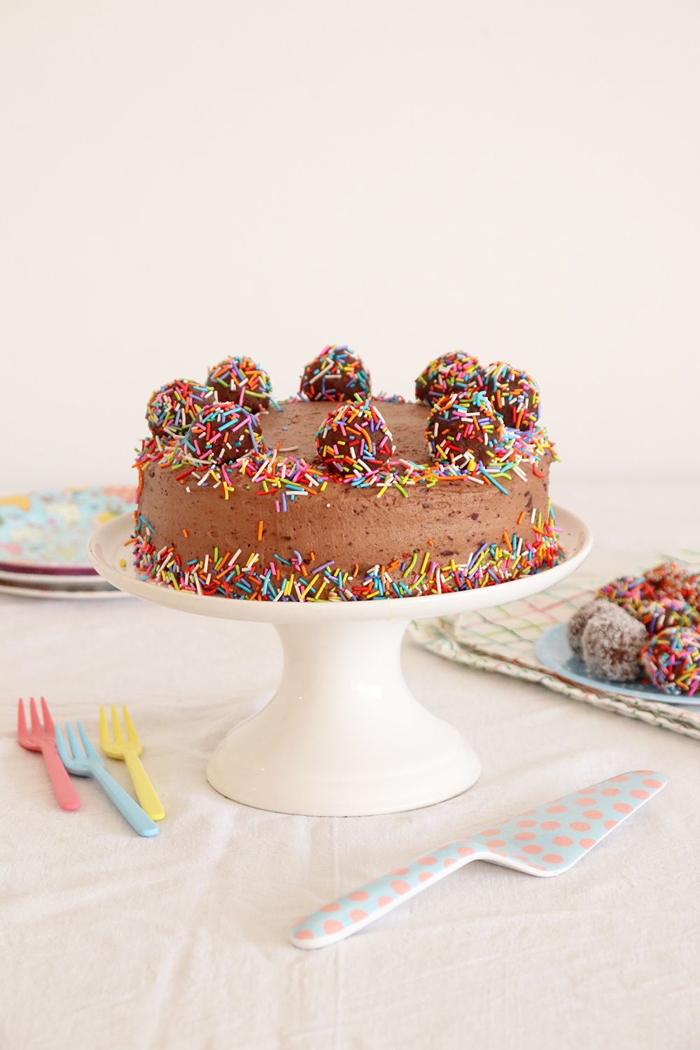 עוגת וניל במילוי קרם שוקולד – עוגת יום הולדת ליפעת | צילום: נטלי לוין