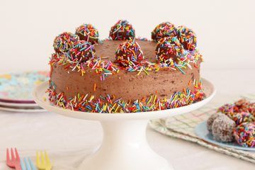 עוגת וניל במילוי קרם שוקולד – עוגת יום הולדת ליפעת | צילום: נטלי לוין