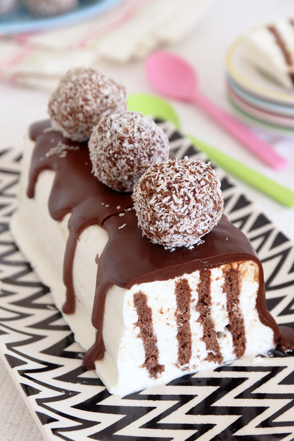 עוגת ביסקוויטים עם קרם שמנת ושוקולד לבן | צילום: נטלי לוין