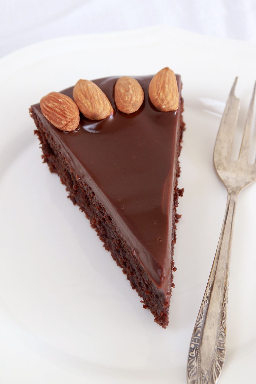 עוגת שוקולד ושקדים | צילום: נטלי לוין