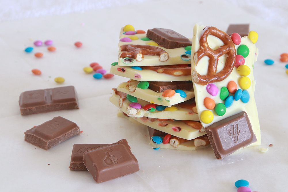 חטיף קוביות שוקולד ובייגלה צבעוני | צילום: נטלי לוין