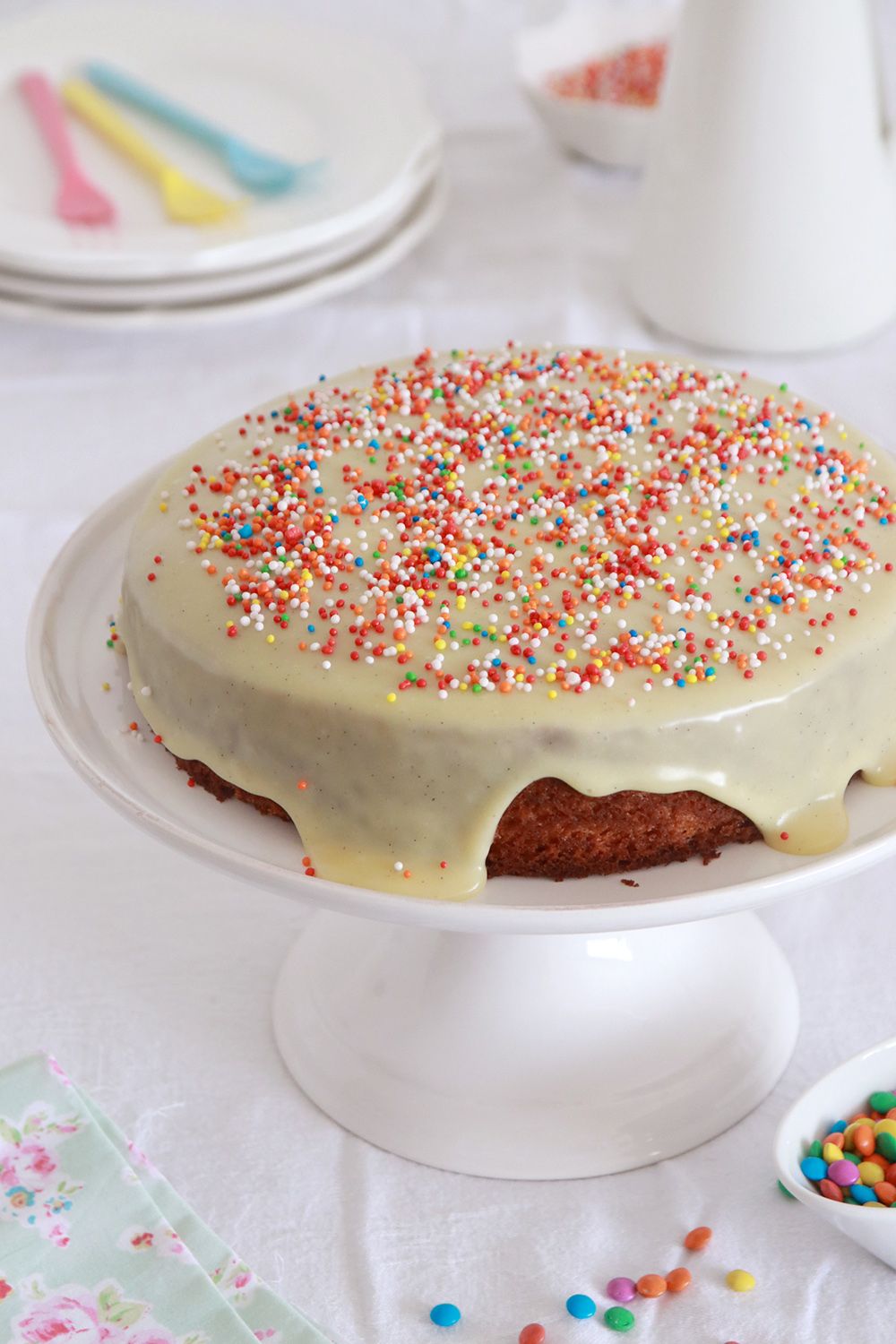 עוגת וניל עם סוכריות ליום הולדת | צילום: נטלי לוין