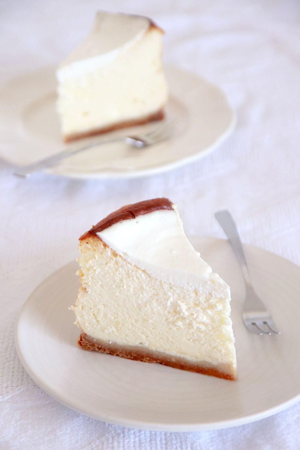 עוגת גבינה קלאסית גבוהה במיוחד | צילום: נטלי לוין