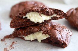 עוגיות שוקולד במילוי קוקוס | צילום: נטלי לוין