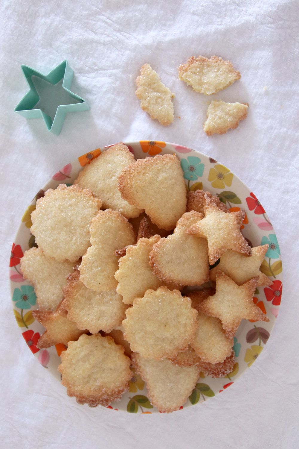 עוגיות חמאה פריכות בציפוי סוכר | צילום: נטלי לוין