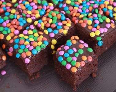 קוביות עוגת שוקולד לגן עם סוכריות | צילום: נטלי לוין
