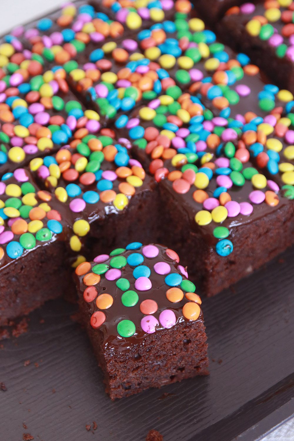 קוביות עוגת שוקולד לגן עם סוכריות | צילום: נטלי לוין