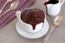 עוגת שוקולד חמה בספל עם רוטב שוקולד חם | צילום: נטלי לוין