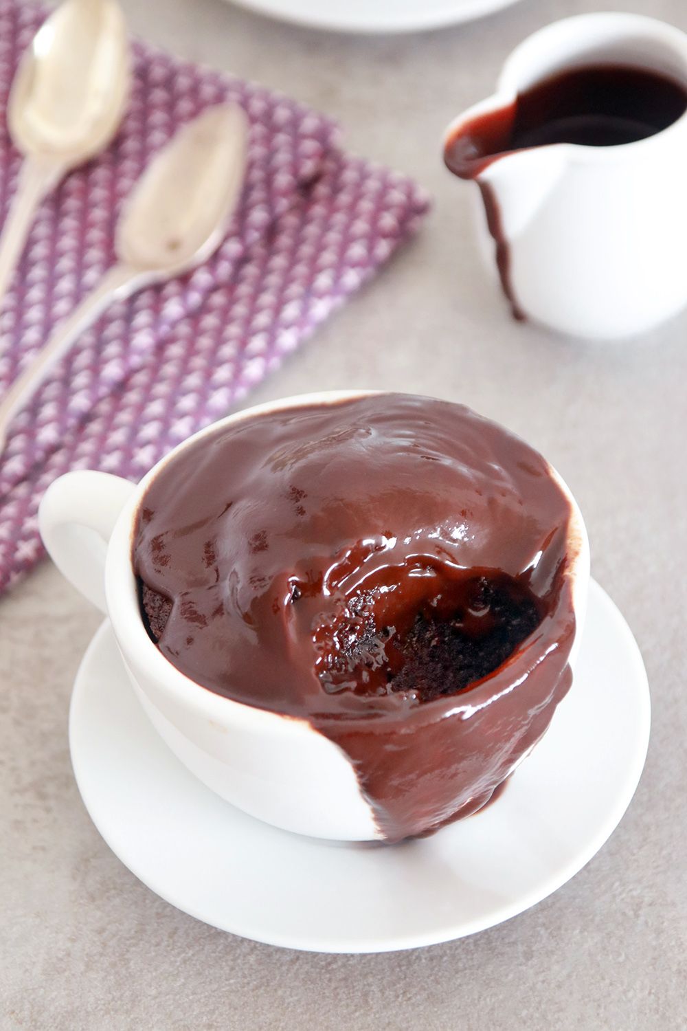 עוגת שוקולד חמה בספל עם רוטב שוקולד חם | צילום: נטלי לוין
