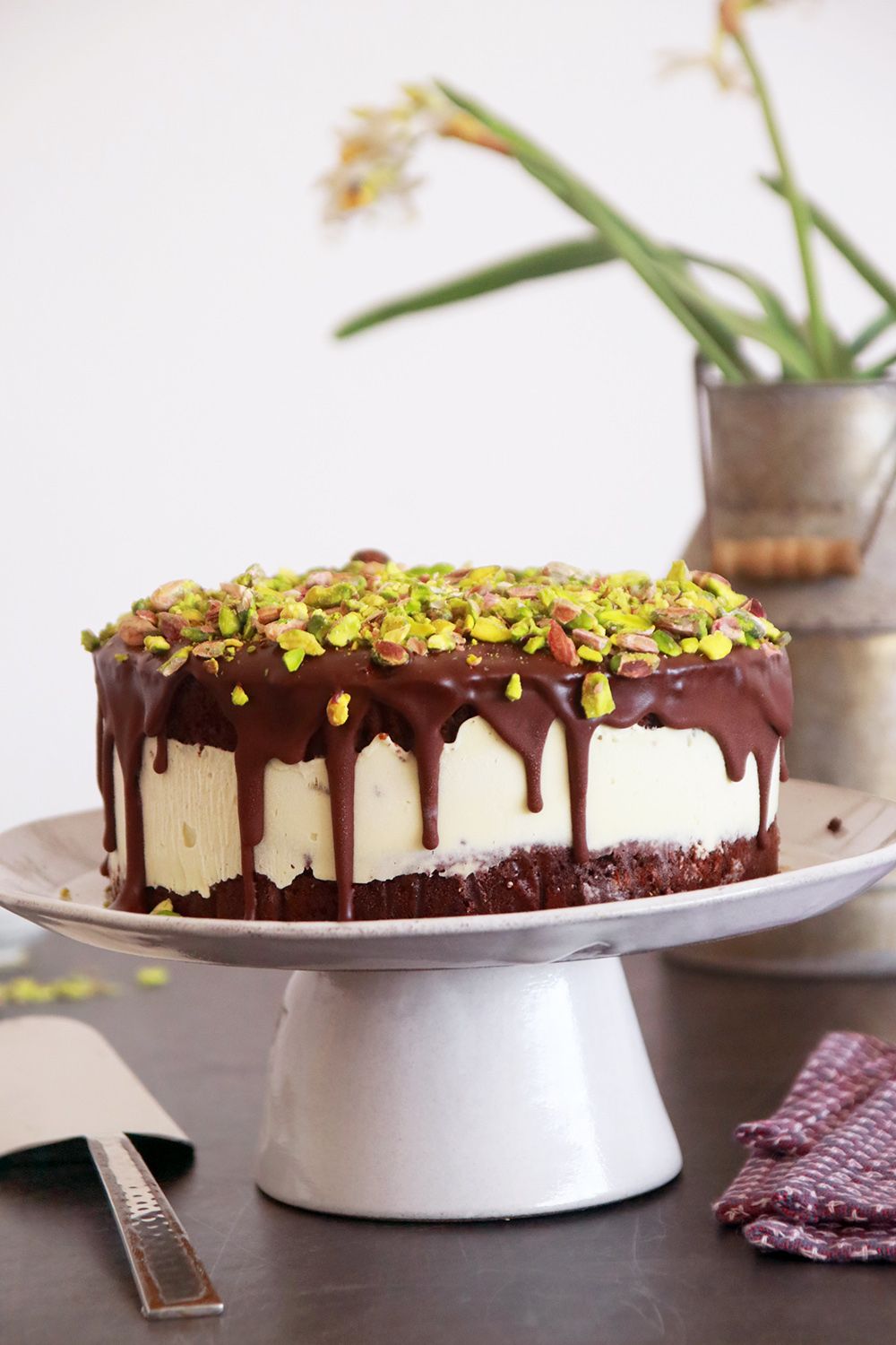 עוגת שוקולד במילוי קרם פיסטוק | צילום: נטלי לוין