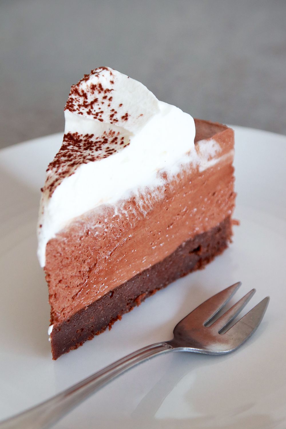 עוגת מוס שוקולד מילקי עם ענן קצפת | צילום: נטלי לוין