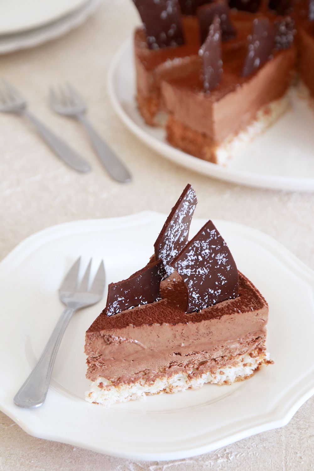 עוגת מוס שוקולד על בסיס מרנג קוקוס | צילום: נטלי לוין