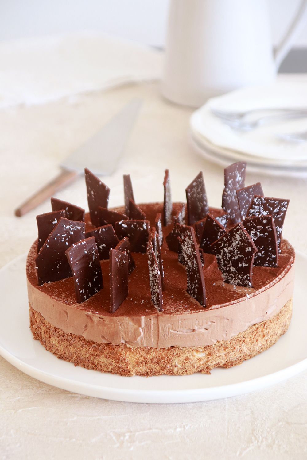 עוגת מוס שוקולד על בסיס מרנג קוקוס | צילום: נטלי לוין