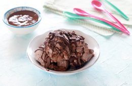 גלידת שוקולד ושקדים מלוחים | צילום: נטלי לוין