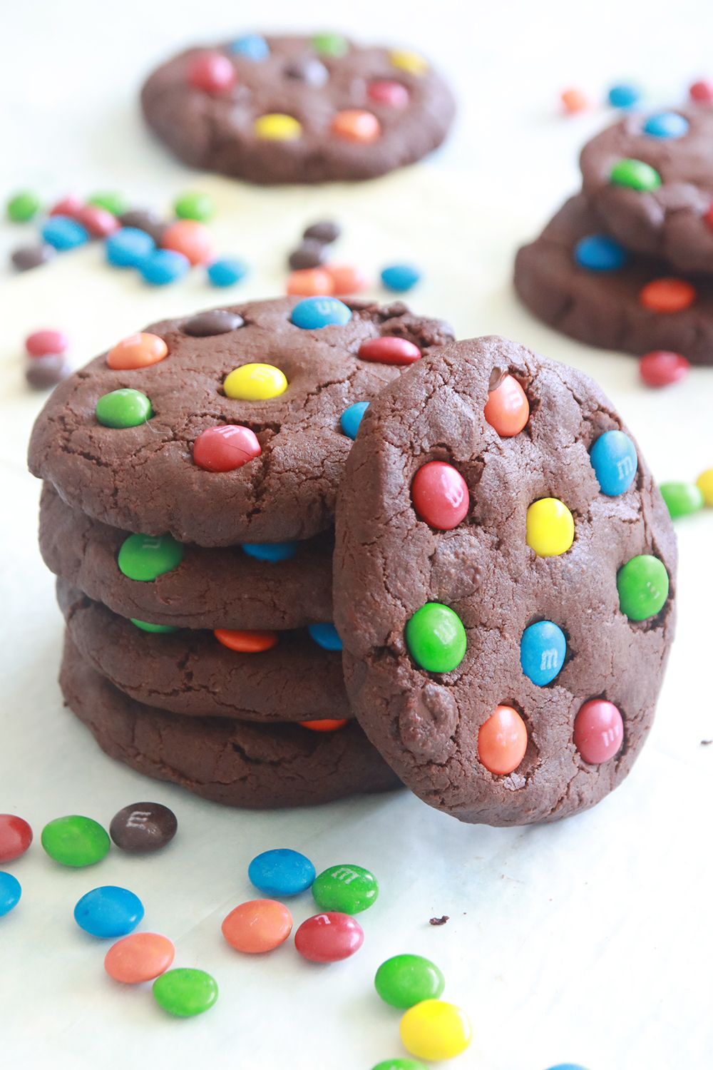 עוגיות שוקולד ועדשים צבעוניות | צילום: נטלי לוין