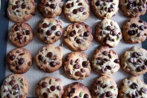 עוגיות שוקולד צ'יפס עם פיסטוקים ושקדים | צילום: נטלי לוין