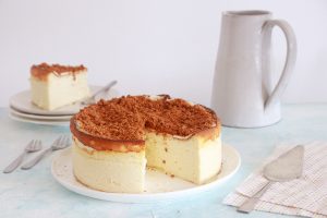 עוגת גבינה אפויה עם פירורים שטרויזל קינמון | צילום: נטלי לוין